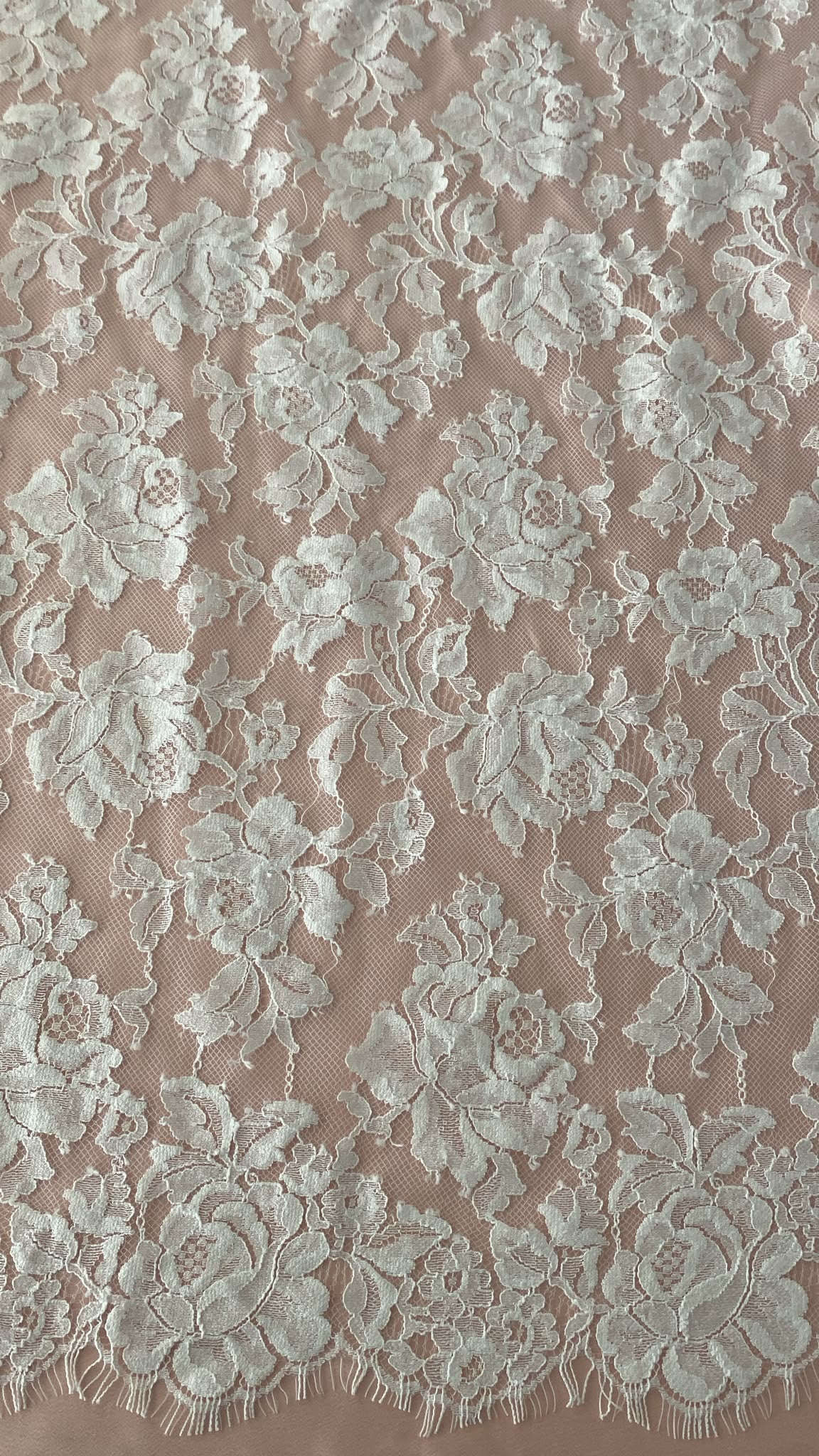 Dentelle fine florale R124