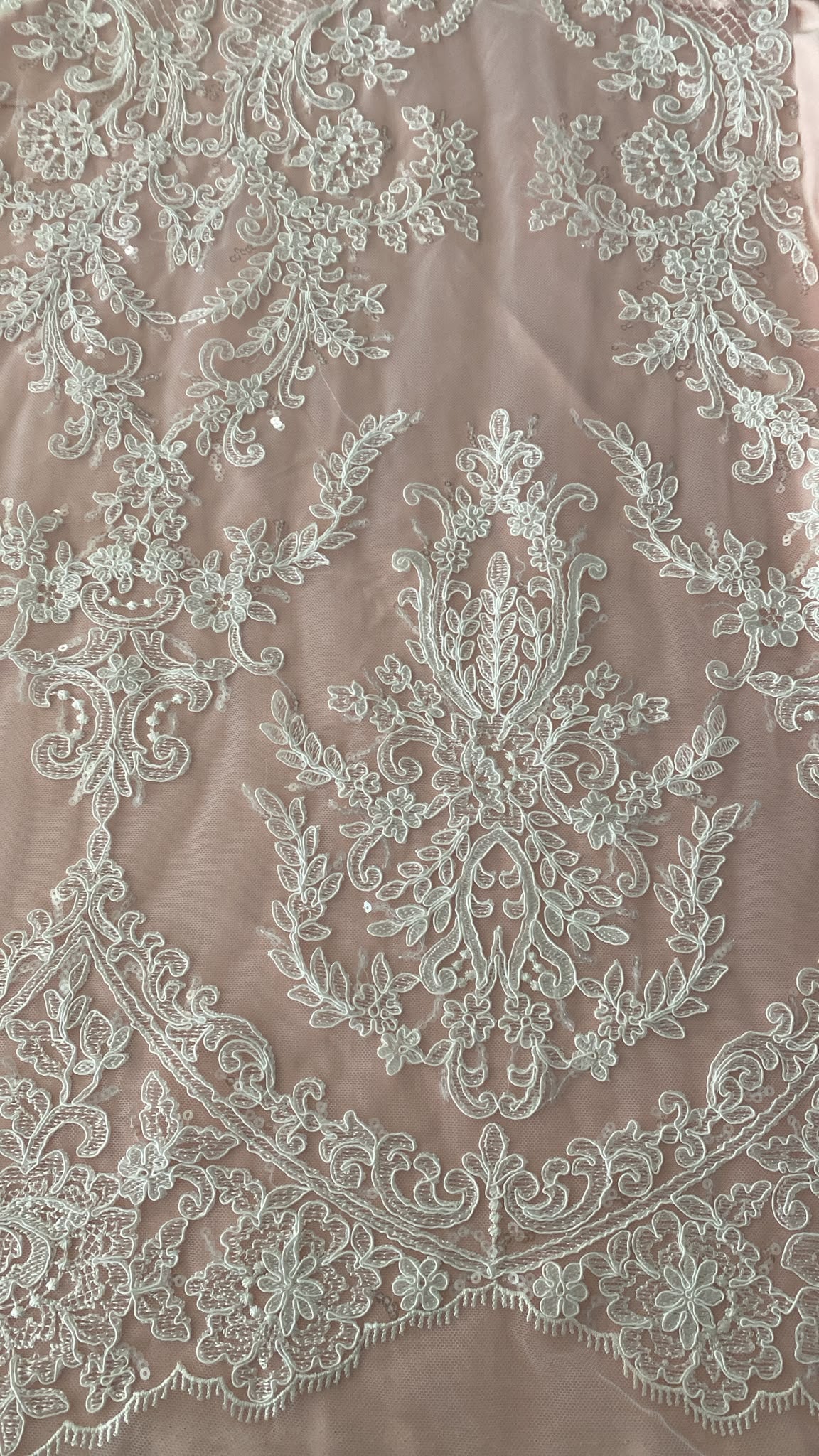 Renda com cordoné e lantejoulas R126
