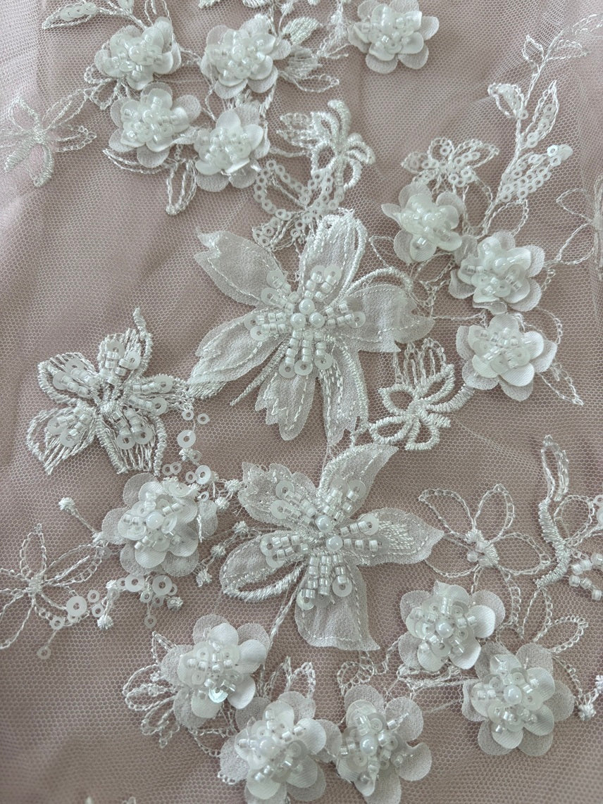 Tule bordado com pedraria R004