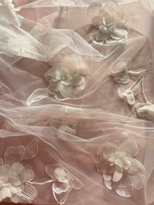 R0038101 3D FLORES BORDADAS EM TULLE