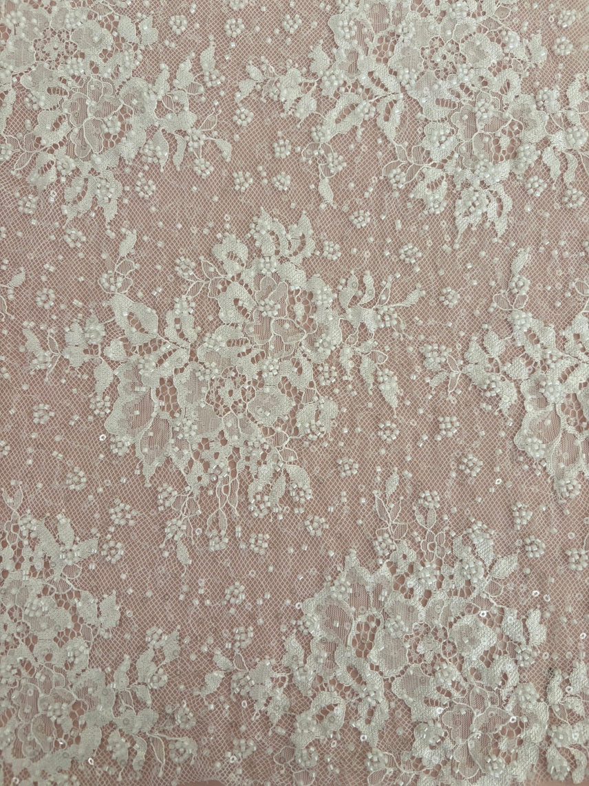 Tule bordado com pedraria R028