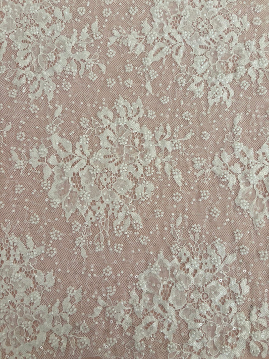 Tule bordado com pedraria R028