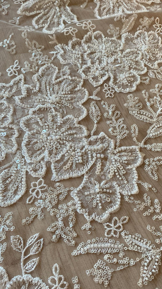 Tule bordado com pedraria R061