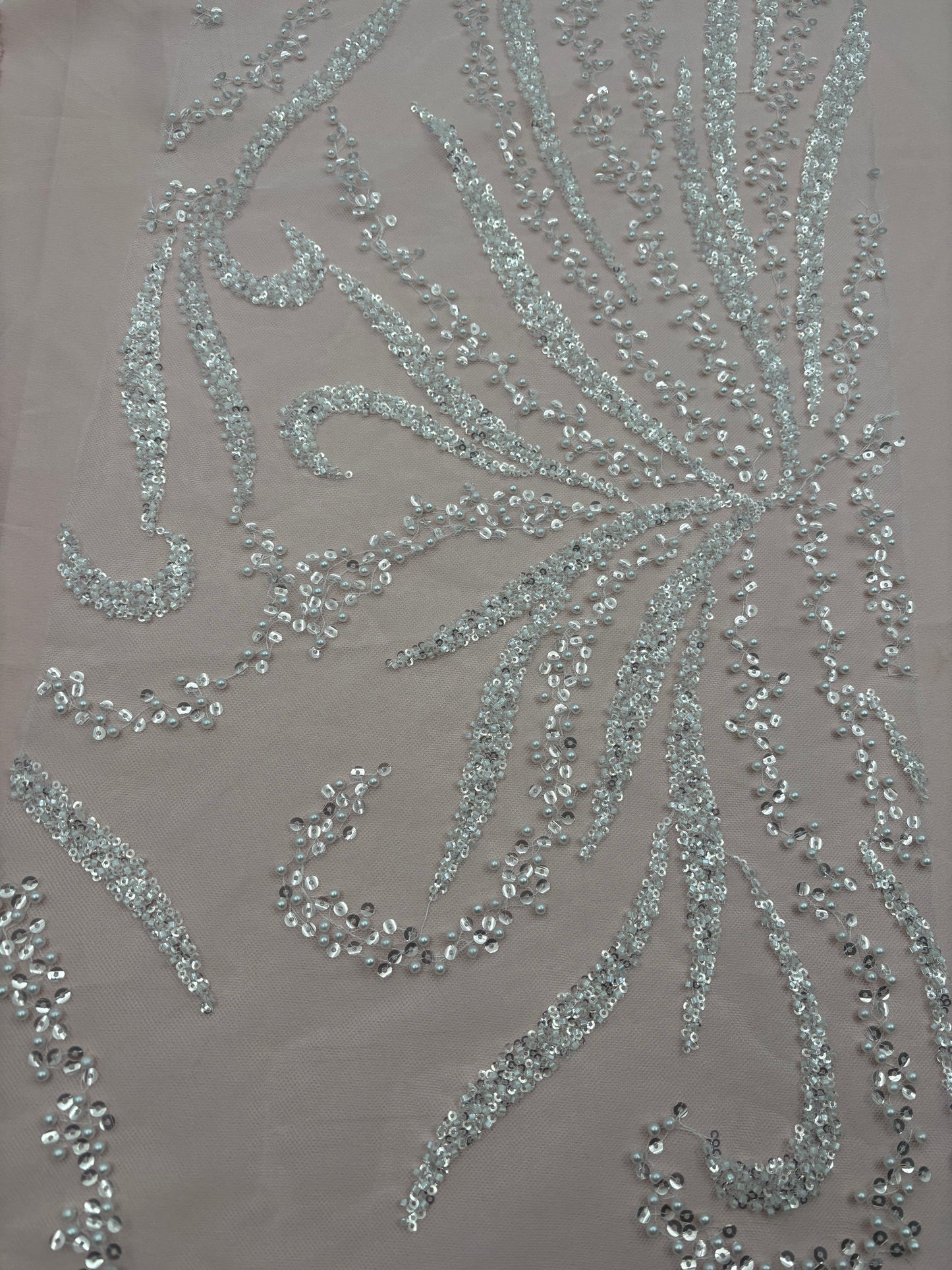 Tule bordado com pedraria R082