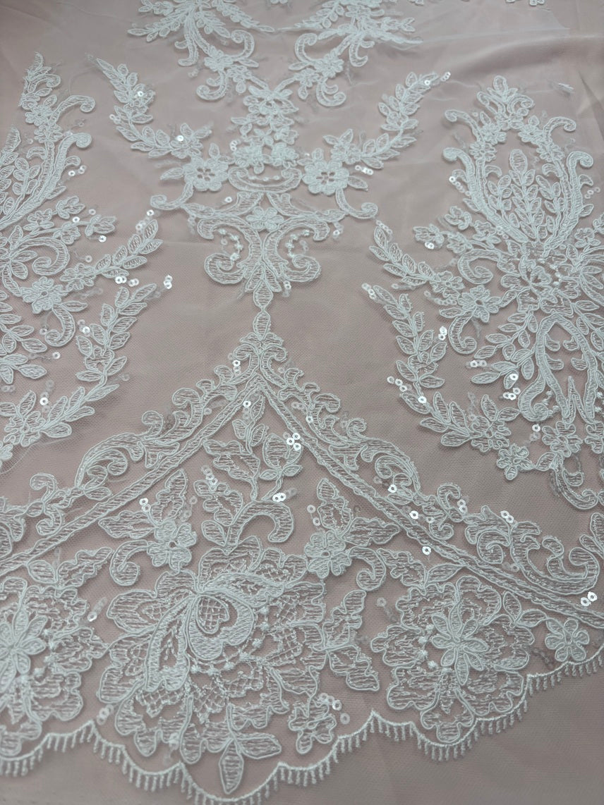 Renda com cordoné e lantejoulas R126