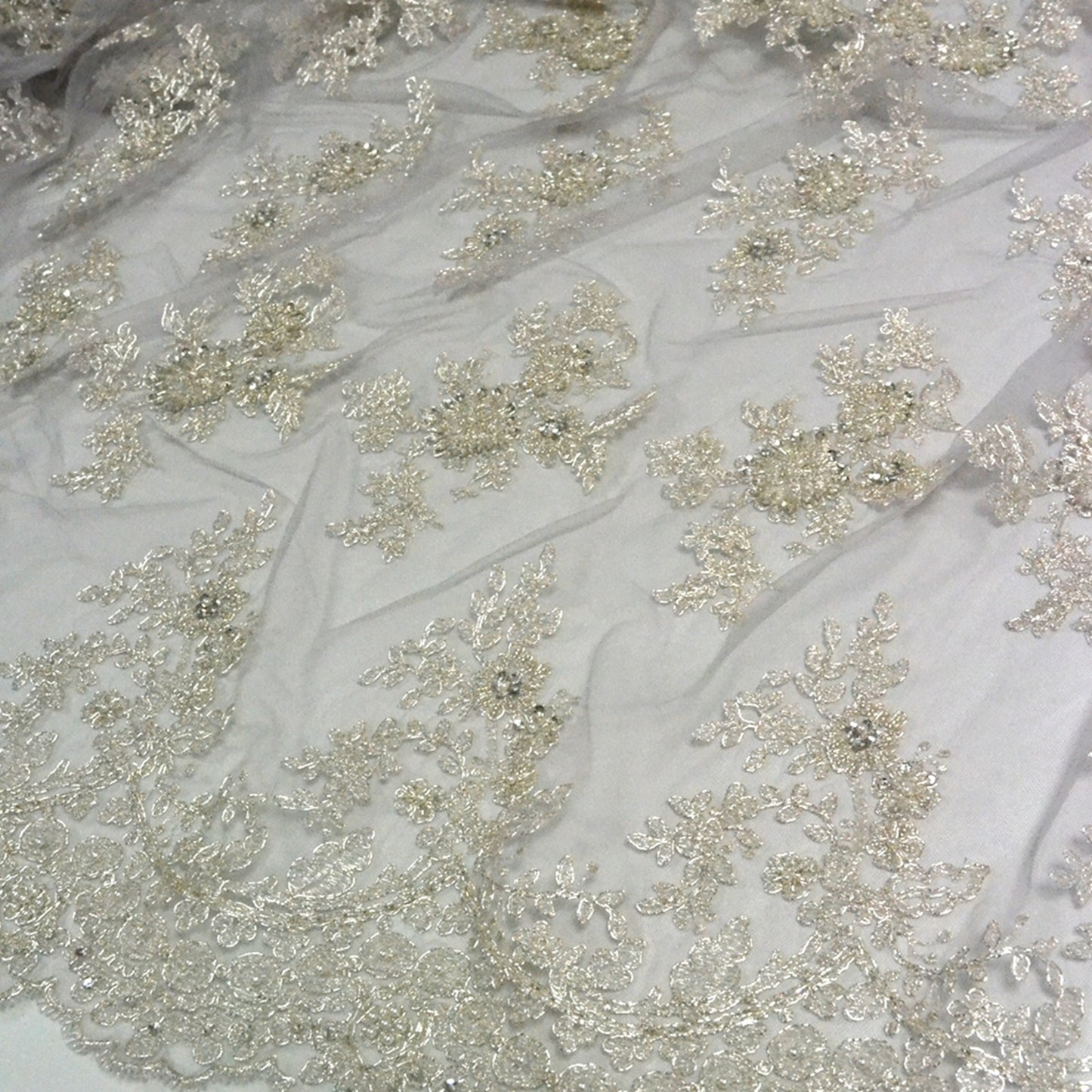 Tule bordado com pedraria R2261